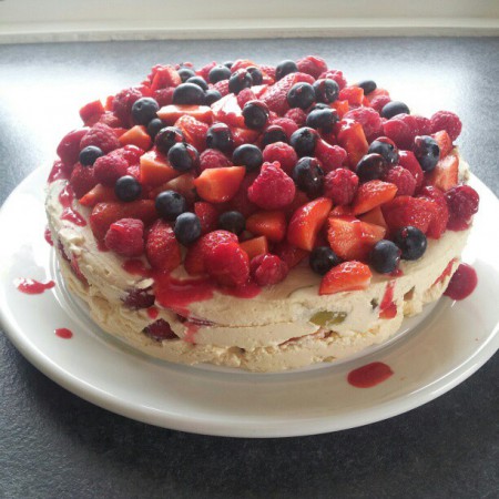 MASCARPONE KAKE MED MARENGS OG FRISKE BÆR